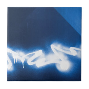 Graffiti-Spray auf blauem Metall Fliese