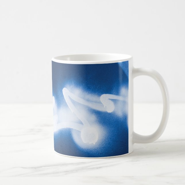 Graffiti-Spray auf blauem Metall Tasse (Rechts)