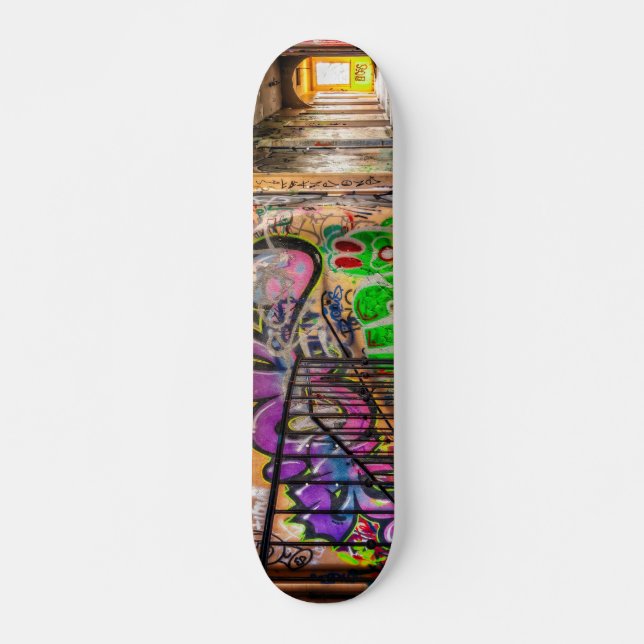 Graffiti-Straßen-Kunst verlassener Skateboard (Vorne)