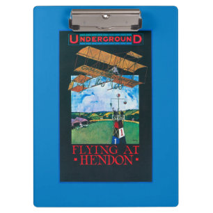 Grahame-Weiß und Flugzeug über Flughafen-Plakat Klemmbrett