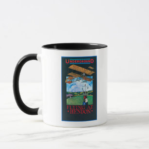 Grahame-Weiß und Flugzeug über Flughafen-Plakat Tasse