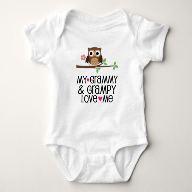 Grammy and Grampy Love Me Owl Baby Strampler (Vorderseite)