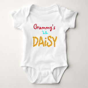 Grammy's lil Daisy, Niedlich & personalisiert! Baby Strampler