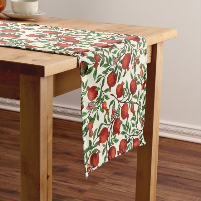 Granatäpfel und Bella Moths auf weißem Boden Kurzer Tischläufer (Beispiel)