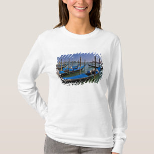 Grand Canal Wasser mit aufgereihten Gondelbooten T-Shirt