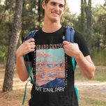 Grand Canyon Nationalpark Arizona T-Shirt<br><div class="desc">Das Design der Vektorgrafiken des Grand Canyon. Der Park ist Zuhause zu einem großen Teil des riesigen Grand Canyon,  mit seinen geschichtlichen roten Felsbändern,  die Millionen Jahre geologischer Geschichte aufdecken.</div>