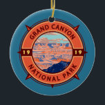 Grand Canyon Nationalpark Retro Kompass Emblem Keramik Ornament<br><div class="desc">Das Design der Vektorgrafiken des Grand Canyon. Der Park ist Zuhause zu einem großen Teil des riesigen Grand Canyon,  mit seinen geschichtlichen roten Felsbändern,  die Millionen Jahre geologischer Geschichte aufdecken.</div>