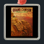 Grand Canyon Nationalpark Silbernes Ornament<br><div class="desc">Die große Schönheit des Grand Canyon strahlt mit diesem Vintagen Look aus. Große rote Felsen stehen vor und im Zentrum dieses phantastischen Arizona-Bildes.</div>