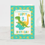 Grand Grandson Dinosaurier 3. Geburtstag Blau Karte<br><div class="desc">Eine lustige dritte Geburtstagskarte für Ihren Urenkel. Diese helle dritte Geburtstagskarte bietet einen Cartoon-grünen T-Rex Dinosaurier, einen gelben Brontosaurus und einen blauen Triceratops, ein Set auf einem blauen und gelben Dinosaurier-Hintergrund Ein schönes niedliches Design für einen kleinen Jungen, der drei Jahre alt sein wird. Das Geburtstagsalter und der Urenkel auf...</div>