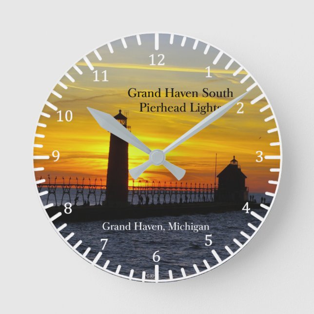 Grand Haven South Pierhead Lights Sonnenuntergang  Runde Wanduhr (Vorderseite)