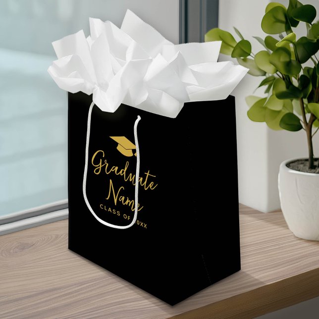 Grand Name Script mit Cap - Black Gold Abschluss Mittlere Geschenktüte (Custom Graduation Gift Bag with a pace for the graduate's name)