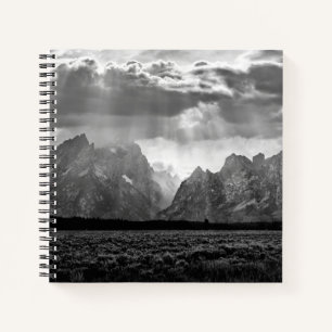 Grand Teton Mountain Range in Schwarz und Weiß Notizbuch