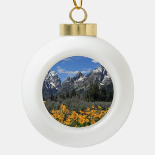 Grand Teton Mountains mit gelben Blumen Keramik Kugel-Ornament