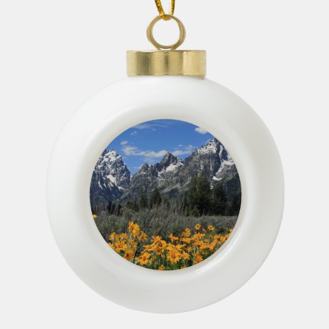 Grand Teton Mountains mit gelben Blumen Keramik Kugel-Ornament (Vorderseite)