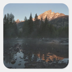 Grand Teton Sunrise in Cottonwood Creek Quadratischer Aufkleber