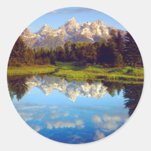 Grand Tetons, die im Fluss Snake reflektieren Runder Aufkleber