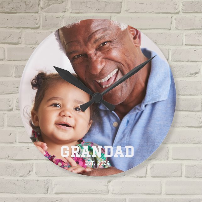 Grandad Established Modern White Bold Photo Runde Wanduhr (Von Creator hochgeladen)
