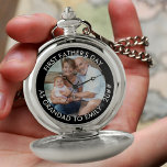 Grandad First Vathage Personalisiertes Foto Taschenuhr<br><div class="desc">Foto Taschenuhr mit vollständig bearbeitbarem personalisierten Text und Ihrem Lieblings-Foto. Der Wortlaut lautet derzeit "Tag des ersten Vaters als Großanschrift zu [name[ ・ 20###" und Sie können dies nach Ihren Wünschen anpassen. Ein schönes Geschenk für jeden Anlass und Fakt wie zum Beispiel eine Vatertagsuhr oder ein Geschenk zur Geburtshinweis.</div>