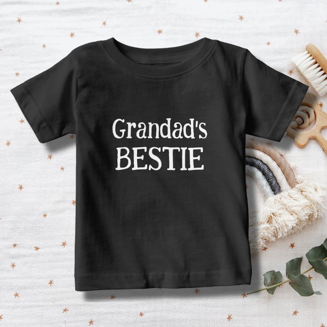 Grandad's bestie, niedlich baby t-shirt (Grandad's bestie, cute baby T-Shirt white text on a black tee)