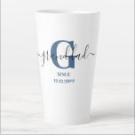 Granddad Elegant Script Monogram Blue Milchtasse<br><div class="desc">Letzte Tasse für einen neuen Großvater oder lange etablierte! die Sie mit dem Datum personalisieren können, an dem sie zum Großvater wurden. Dieses trendige minimalistische Design hat eine moderne Farbpalette von Blau, Schwarz und Weiß. Es hat ein Granddad Monogramm, mit dem ersten Buchstaben G und dem Namen Großdad, in modernen...</div>