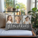 Grandkids macht Life Grand 3 Foto Collage grau Lendenkissen<br><div class="desc">Dieses Kissendesign aus Lumbalbügler ist ein wohlüberlegtes Geschenk für Großeltern und verfügt über eine 3-Foto-Vorlage, mit der sich Fotos von Enkelkindern personalisieren lassen. Eine Kombination moderner handgeschriebener Schrift kombiniert mit einem modernen serifenlosen Sans-Schriftart schreibt: "Enkel machen das Leben großartig!" Der Hintergrund ist ein trendiger Grau, der ein gemütliches Ambiente bietet....</div>