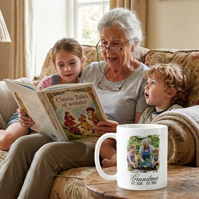 Grandma Est black elegant script custom photo Kaffeetasse (Grandma Est black elegant script custom photo Coffee Mug)
