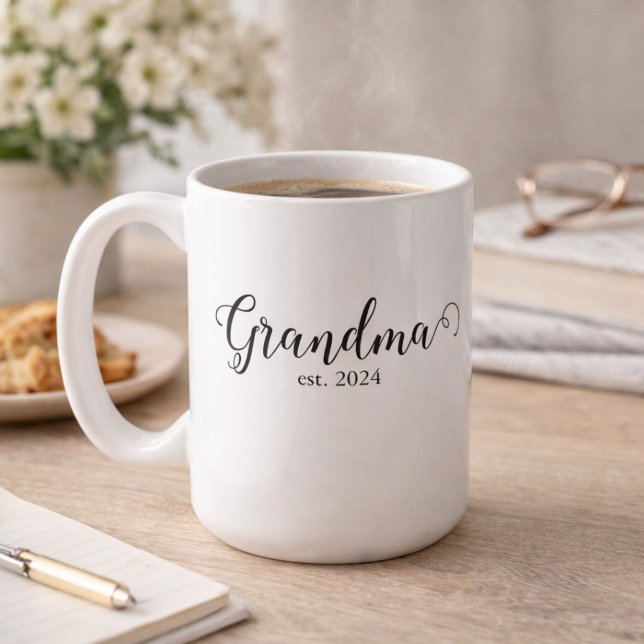 Grandma Est Modern Black Script Custom Date Kaffeetasse (Von Creator hochgeladen)
