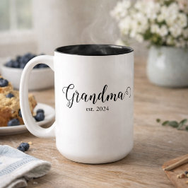 Grandma Est Modern Black Script Custom Date Zweifarbige Tasse