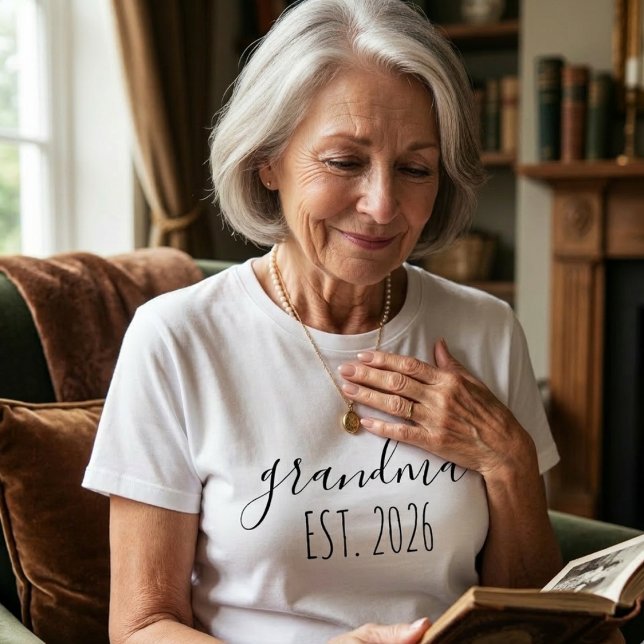 Grandma Est Year Minimalist Elegant Script Design T-Shirt (Von Creator hochgeladen)