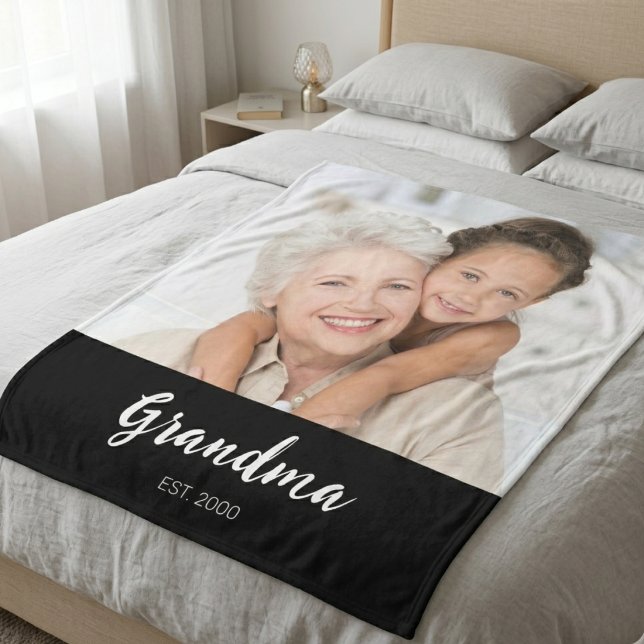 Grandma Established Black Modern Script Photo  Fleecedecke (Von Creator hochgeladen)