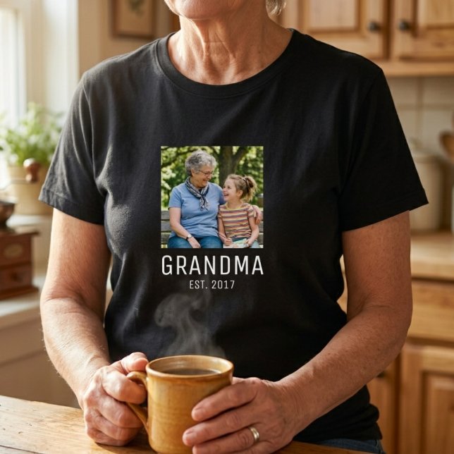 Grandma Established Photo Gift T-Shirt (Von Creator hochgeladen)