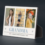 GRANDMA Grandchildren NAMES 3 Foto blau Fotoplatte<br><div class="desc">Mit diesem phantastischen Design,  das DREI (3) Ihrer Lieblings-Fotos verwendet,  und GRANDMA erscheint ganz unten in zarten hellblauen Buchstaben mit kleinen grauen Herzen. Perfekte Geschenkidee,  um mit Ultraschall oder Sonogramm Bild eine Schwangerschaft anzukündigen! Weitere Farben verfügbar</div>