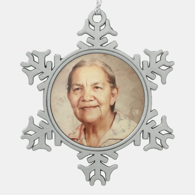 Grandma Sylvia Huerta Schneeflocken Zinn-Ornament (Vorderseite)