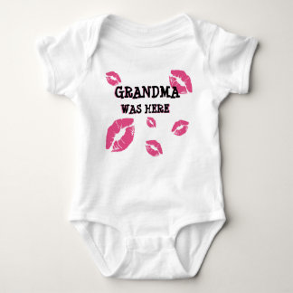 GRANDMA WAR HIER BABY KISSES  BABY STRAMPLER