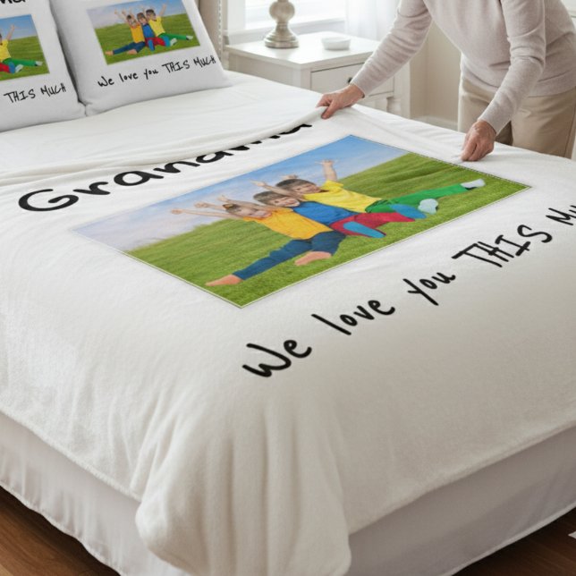 Grandma We Love You This Much Photo Christmas Gift Fleecedecke (Von Creator hochgeladen)