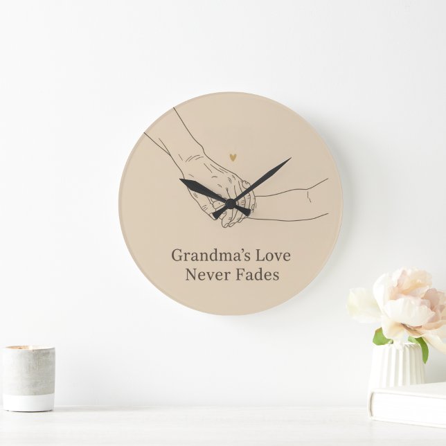 Grandma's Love Never Fades | Minimalist Family Ill Große Wanduhr (Von Creator hochgeladen)