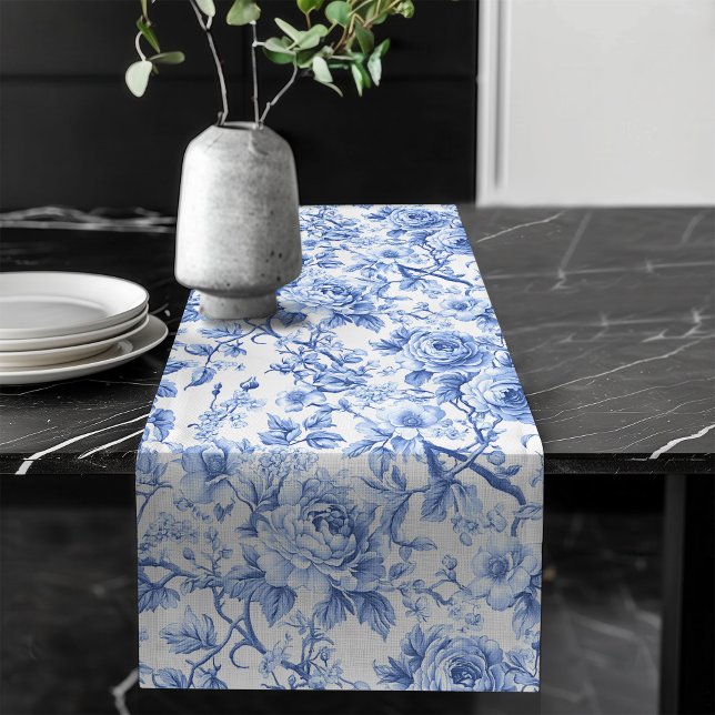 Grandmillennial Blue Toile Roses Floral Table Runn Großer Tischläufer (Grandmillennial Blue Toile Roses Floral Table Runner)