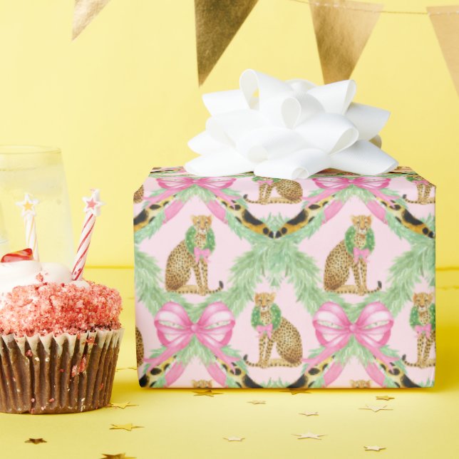 Grandmillennial Christmas Leopard Monogram Geschenkpapier (Geburtstagsparty)