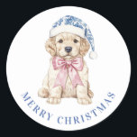 Grandmillennial Christmas Puppy Runder Aufkleber<br><div class="desc">Dieser Weihnachtsaufkleber hat einen Weihnachtswelpen mit einer Chinoiserie-Weihnachtsmannmütze. Sie können mit Ihrer Nachricht personalisieren.</div>