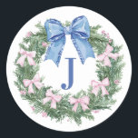 Grandmillennial Christmas Wreath Mpnogram Runder Aufkleber<br><div class="desc">Dieser Weihnachtsaufkleber hat einen Weihnachtskranz mit rosa und blauen Bögen. Sie können mit Ihrem Initial und einem Namen personalisieren.</div>
