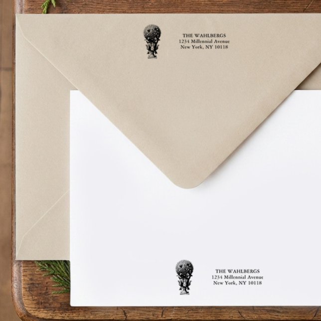 Grandmillennial-Formtopf-Urne und -Bogen-Rücksende Permastempel (Boxwood Topiary Address Stamp - Grandmillenial Topiary Chinoiserie Christmas Set - Darling & May)