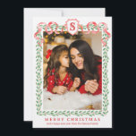 Grandmillennial Holly Christmas Monogram Card Einladung<br><div class="desc">Diese Weihnachtskarte hat ein prächtiges,  altmodisches Design mit einem holzigen Rahmen mit rotem Bogen und Wappen oben. Der untere Teil hat einen roten Text,  der "Frohe Weihnachten" sagt. Sie können mit einem Namen und Ihrem Initial personalisieren. Der Rücken hat ein koordinierendes,  holzgestreiftes Muster.</div>