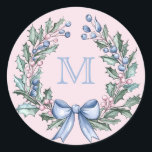 Grandmillennial Holly Christmas Monogram Runder Aufkleber<br><div class="desc">Dieser Weihnachtsaufkleber hat ein prächtiges,  großtausendjähriges Design mit einem holzigen Rahmen mit einem blauen Monogramm auf einem rosa Gingham Hintergrund. Sie können mit einem Monogramm personalisieren.</div>