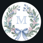 Grandmillennial Holly Christmas Monogram Runder Aufkleber<br><div class="desc">Dieser Weihnachtsaufkleber hat ein präpariertes,  altmodisches Design mit einem holzigen Rahmen und einem blauen Monogramm-Wappen oben. Sie können mit einem Monogramm personalisieren.</div>