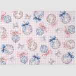 Grandmillennial | Weihnachtsschmuck Seidenpapier<br><div class="desc">Dieses Weihnachtspapier hat blaue und rosa Weihnachtsschmuck auf einem rosa Gingham Hintergrund.</div>