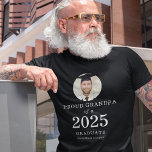 Grandpa des Fotos "White Text" von 2023 Absolvent T-Shirt<br><div class="desc">Fett Weiß Text Foto Proud Grandpa von 2023 Graduate. Besonders für den stolzen Großvater des neuen Absolventen. Das Foto Ihres Enkels ist kreisförmig und das Jahr groß und fett, mit dem Namen des Absolventen. Personalisieren Sie den Text ganz nach Bedarf und ersetzen Sie das Foto durch eine eigene quadratische Ausrichtung....</div>