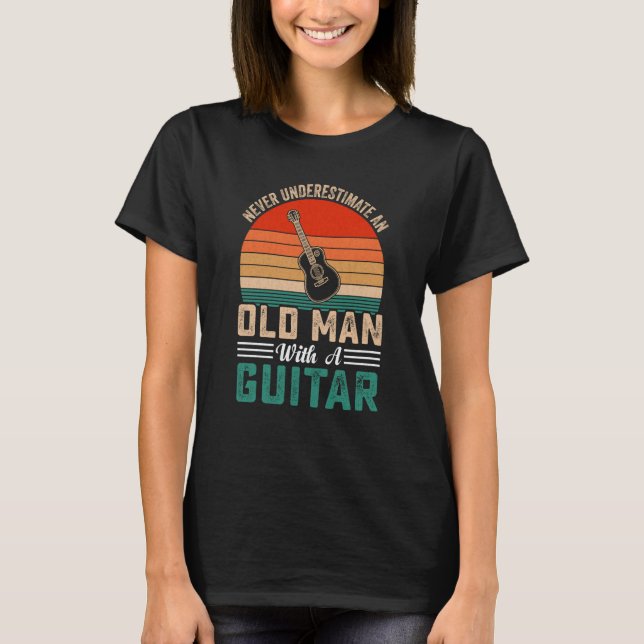 Grandpa Father Guitar Never Underestimate Old man  T-Shirt (Vorderseite)