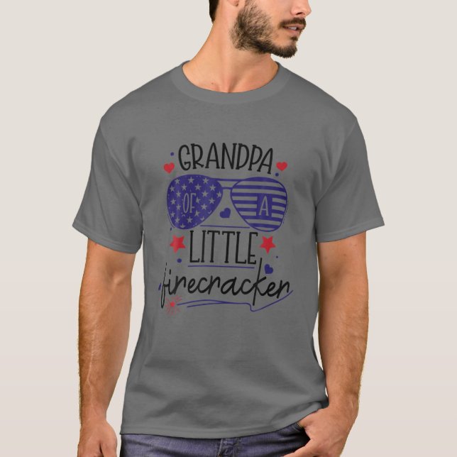 Grandpa Of A Little Firecracker 4Th Of July Family T-Shirt (Vorderseite)