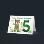 Grandson 5th Birthday Watercolor Bear and Fox Karte<br><div class="desc">Diese hübsche Geburtstagskarte mit einem hübschen Bären, der in einem gemütlichen Mantel und Schal gekleidet ist, schlendert in Richtung der großen Nummer 5, mit einem freundlichen Fuchs an der Seite und einem kleinen, über ihm fliegenden gelben Vogel. Der sanfte Aquarellstil, der an eine Geschichtenbuch-Illustration erinnert, bringt Wärme und Lustigkeit in...</div>
