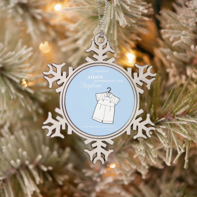 Grandson Baptisse Anzug auf Baby Blue Personalisie Schneeflocken Zinn-Ornament (Baum)